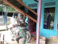 Anggota Satgas TMMD Regtas ke-111 Bantu Warga Angkat Material Pembuatan Rumah