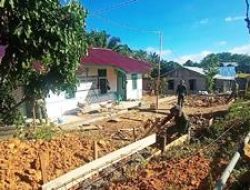 Anggota Satgas TMMD Menggali Buat Pondasi Pagar Pustu