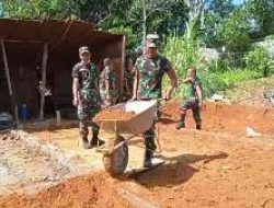 Perkokoh Jiwa Persatuan dan Kesatuan Satgas TMMD Bantu Bangun Pondasi Rumah Warga Dalam Rangka Sukseskan TMMD Ke 111 Kodim 1202/Skw