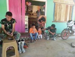 Seperti adik sendiri anggota satgas TMMD terus jalin Keakraban bersama Anak-anak