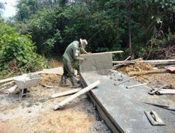 Jembatan Yang Di Buat Anggota Satgas Sudah Memasuki Tahap Pemelesteran