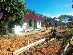 Anggota satgas TMMD mulai menggali pembuatan pondasi pagar puskesmas pembantu