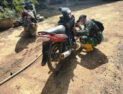 Anggota Satgas TMMD memperbaiki sepeda motor sebelum ke lokasi
