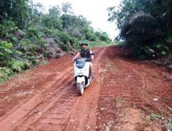 Anggota Satgas TMMD Kopda Bernad Melintasi Jalan Baru