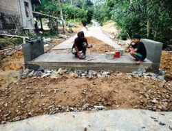 Anggota Satgas TMMD Bercengkrama Dengan Anak – Anak, Disela TMMD