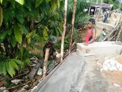 Anggota Satgas Lakukan Pemelesteran Pinggiran Jembatan
