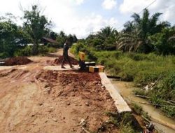 Anggota Satgas Tinjau Pengerjaan Jembatan Sasaran Fisik TMMD ke-111 Kodim 1202/Singkawang