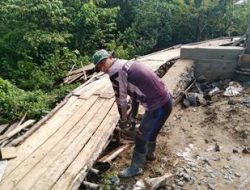 Membuka Barrau Jembatan Satgas TMMD Ke-111 Kodim 1202/Singkawang