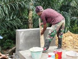 Anggota satgas TMMD membuat garis pada jembatan untuk tahap pengecetan