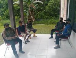 Anggota satgas TMMD Komsos bersama perangkat desa ketua RT