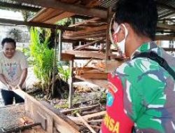 Sukseskan Program Satgas TMMD Ke-111 Kodim 1202/Skw Babinsa Seluas Bantu Potong Kayu Warga Binaannya