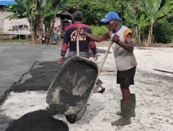 Tanpa Komando, Warga Kampung Dorba Sigap Bantu Satgas TMMD Selesaikan Tugasnya
