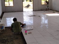 Saat Memasang Keramik Gereja, Ini yang Dikatakan Satgas TMMD Kodim Sarmi