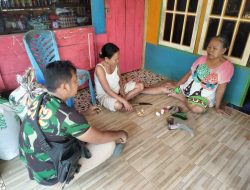 Satgas TMMD Regtas Ke 111 KODIM 1202/Skw Menyirih Bersama Nenek Ani.