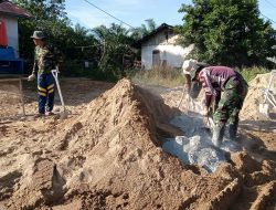 Kepiawaian Anggota Satgas TMMD dalam membuat adonan semen dan pasir