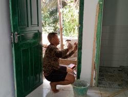 Anggota satgas TMMD perbaiki pintu puskesmas pembantu