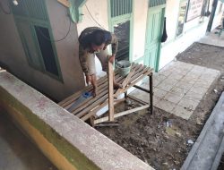 Kepiawaian Anggota Satgas TMMD dalam Bertukang