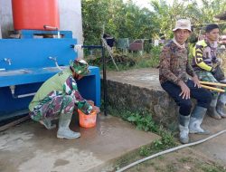 Satgas TMMD Regtas Ke 111 Kodim 1202/Skw Isi Air Bersama Warga Untuk Ciptakan Kualitas Bangunan Yang Maksimal.