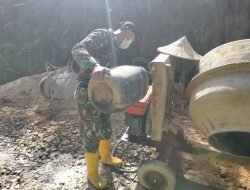 Anggota Satgas TMMD mengisi bahan bakar solar mesin molen