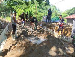 Satgas TMMD Regtas Ke-111 Kodim 1202/Singkawang Dan Warga Kompak membuat adonan cor Rabat beton