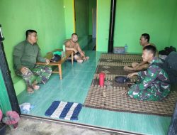 Komsos Anggota Satgas TMMD Ke-111 Kodim 1202/Skw Dengan Warga Desa Sentangau Jaya