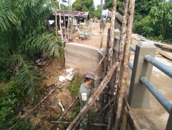 Anggota Membuka Kayu Cerocok Penahan Jembatan Satgas TMMD ke-111 Kodim 1202/Singkawang