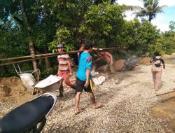 Luar Biasa, Antusias Warga Bantu Pengecoran Jalan TMMD Ke-111 Kodim 1202/Singkawang