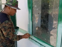 Anggota Satgas TMMD mengecat Pustu desa Sentangau Jaya
