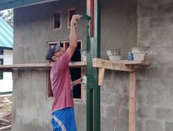 Satgas TMMD Kodim Sarmi Laksanakan Pengecatan Tiang Rumah Pastori