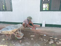 Semangat Satgas TMMD dan Warga Laksanakan Pemotongan Keramik