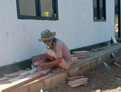 Satgas TMMD Bawa Potongan Keramik ke Dalam Bangunan Gereja