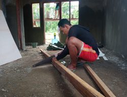 Pemotongan Kayu Dilaksanakan Satgas TMMD dan Warga dengan Semangat