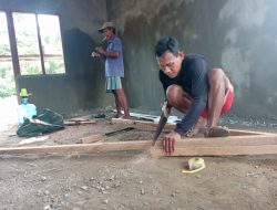 Satgas TMMD Kodim Sarmi Buat Rangkaian Plafon Kamar Mandi