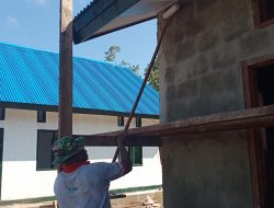 Plafon Rumah Pastori Mulai Dicat Satgas TMMD dan Warga