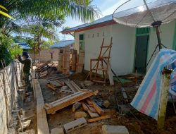 Anggota Satgas TMMD Regtas Ke 111 Kodim 1202/Singkawang Pembuatan Pagar Pustu