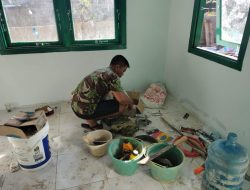 Anggota Satgas TMMD Mengecek Kesiapan Sebelum Bekerja