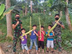 Anggota Satgas TMMD Regtas Ke 111 kodim 1202/Singkawang Ajari Anak Anak Permainan Tradisional