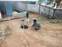Anggota Satgas Bermain Dengan Anak-anak di Desa Sentangau Jaya