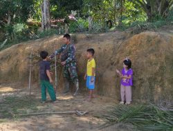 Anggota Satgas TMMD Bermain Dengan Anak-anak