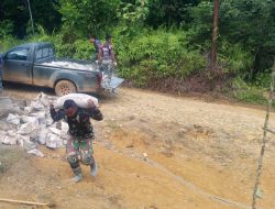 Satgas TMMD Ke 111 Bersama Warga Berjibaku Langsir Bahan Material dengan Penuh Semangat