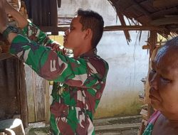 Anggota Satgas TMMD Regtas Ke 111 Kodim 1202/Skw Kumpulkan Kayu Bakar Untuk Kebutuhan Memasak Sehari-hari Warga.