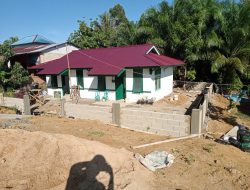 Anggota Satgas TMMD Ke-111 Dan Warga Bongkar Papan Mal Pagar Pustu