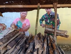 Satgas TMMD Regtas Ke 111 Kodim 1202/Skw Membantu Warga Mengangkat Kayu Bakar.