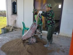 Satgas TMMD Jaga Kekompakan dengan Warga Aduk Semen pemplasteran pagar gereja