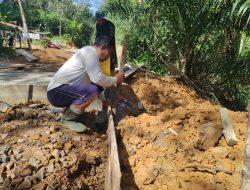 Satgas TMMD 111/ Kodim 1202 Singkawang Pasang Papan Mal Buat Jembatan