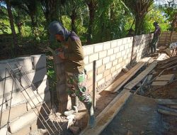 Satgas TMMD Regtas ke-111 Kodim 1202/Singkawang Sudah Masuki Tahap Pemasangan Besi Tiang Pagar