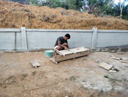 Anggota satgas TMMD mahir membuat cetakan coran tiang pagar gereja