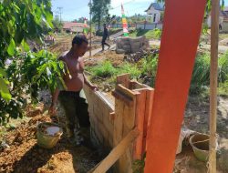 Teliti membuat pagar Anggota Satgas TMMD mengukur sebelum pemasangan batu bata