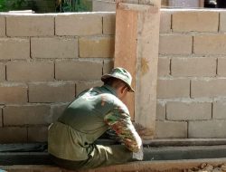 Anggota satgas TMMD pasang papan mal pagar puskesmas pembantu