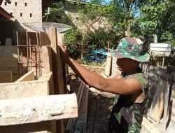 Anggota Satgas TMMD Memasang Papan Mal Pinguin